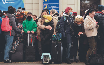 Lviv (Ukraine), le 26 février 2022. Des civils attendent le train pour fuir vers la Pologne. / © Shutterstock