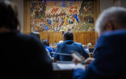 La fresque d&#039;Ernest Bieler montrant l&#039;entrée du Valais dans la Confederation est photogtraphiee alors que la Constituante du canton du Valais est reunie lors de sa derniere seance pleniere afin de proceder a la finalisation, ainsi qu&#039;au debat et au vote final du projet de nouvelle Constitution et de sa variante, dans la salle du Grand Conseil valaisan ce mardi 25 avril 2023 a Sion. / (KEYSTONE/Valentin Flauraud)