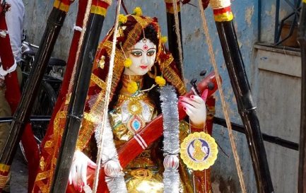 Des rites hindous sont introduits dans des écoles chrétiennes en Inde, dont le Vasant Panchami vénérant la déesse Saraswati. / ©Adam Jones from Kelowna, BC, Canada, CC BY-SA 2.0 via Wikimedia Commons