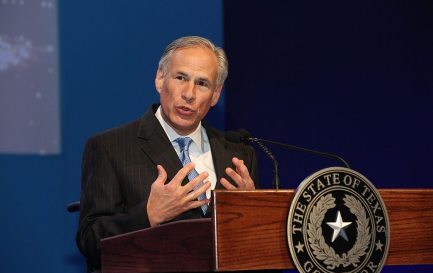 Greg Abbott, gouverneur du Texas / ©World Travel &amp; Tourism Council, CC BY 2.0 Wikimedia Commons