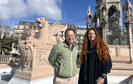 Alexandre Winter et Stéphanie-Aloysia Moretti devant le monument Brunswick à Genève. / ©Jessica Da Silva