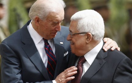 Le vice-président américain Joe Biden (à gauche) accueilli par le président palestinien Mahmoud Abbas au siège de l&#039;Autorité palestinienne dans la ville de Ramallah en Cisjordanie, le 10 mars 2010. / Keystone /Olivier Weiken