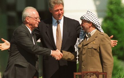Le 13 septembre 1993 à la Maison-Blanche, les accords d’Oslo sont signés. De gauche à droite: Yitzhak Rabin, Bill Clinton et Yasser Arafat / ©KEYSTONE/AP Photo/Ron Edmonds