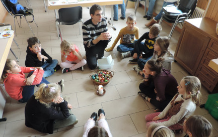 Laurent Lasserre avec des enfants. / ©DR