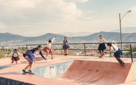SENAC Skate Parc, Cochabamba, Bolivie. De la série Imilla (2021). / ©Luisa Dörr / Exposition Human.Kind. au Musée international de la Croix-Rouge et du Croissant-Rouge, Genève.