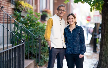 Esther Duflo et son mari Abhijit Banerjee, co-lauréats du prix Nobel d&#039;économie avec Michael Kremer, leur collègue du MIT. / Bryce Vickmark