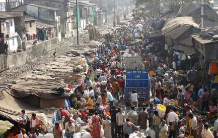 Bidonville de Calcutta / ©Adam Jones, CC BY-SA 2.0, Wikimedia Commons