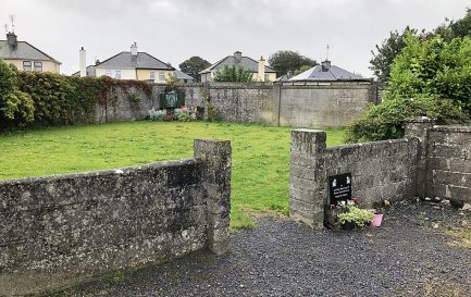Fosse commune à la maison Bon Secours pour mères et bébés à Tuam, comté de Galway, Irlande / ©AugusteBlanqui, CC BY-SA 4.0 via Wikimedia Commons