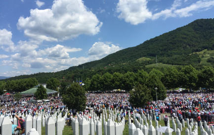 20&#039;000 personnes réunies au Mémorial de Potočari / LV