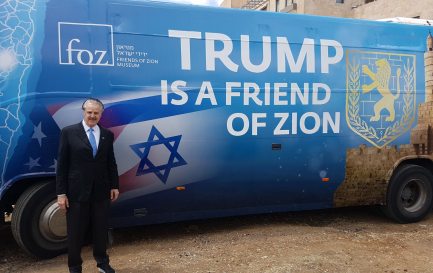 Mike Evans devant le bus «Trump is a Friend of Zion» (Trump est un ami de Sion) / Mike Evans ©Aline Jaccottet 