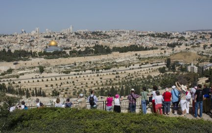 En pèlerinage, des touristes photographies Jérusalem depuis le Mont des Oliviers. / IStock