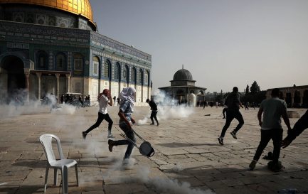 Affrontements à la mosquée Al-Aqsa à Jérusalem, le 10 mai 2021. / RNS / AP