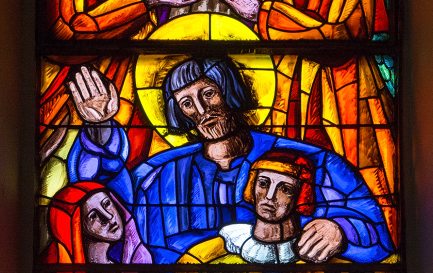 Vitrail de Saint Nicolas de Flue dans l&#039;église St-Etienne à Grandfontaine (JU) / ©Wikimedia Commons / Roland Zumbuehl / CC BY-SA 4.0