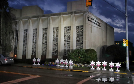 Dimanche 28 octobre, au lendemain du massacre qui a fait 11 morts, un mémorial était dressé devant la synagogue de Pittsburgh. / ©Keystone/AP/Gene J. Puskar
