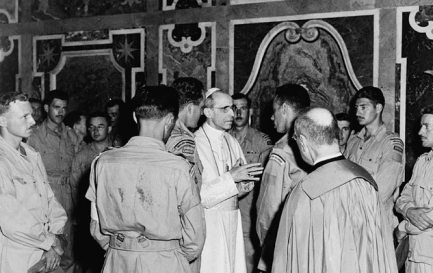 Le pape Pie XII avec des membres de l&#039;armée canadienne qui ont participé à la libération de Rome en 1944 / ©Canada. Dept. of National Defence / Public domain