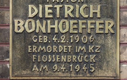 Plaque commémorative pour Dietrich Bonhoeffer / ©WIkimedia Commons/Ansgar Koreng/CC0