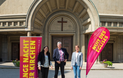 Céline Ruffieux (représentante de l’évêque pour la partie francophone du canton de Fribourg), Martin Burkhard (Martin Burkhard, membre du Conseil synodal (exécutif) de l’Eglise évangélique réformée du canton de Fribourg) et Tanja Brayenovitch-Hari, adjointe de la déléguée épiscopale, lors de la conférence de presse du 26 mai.. / DR