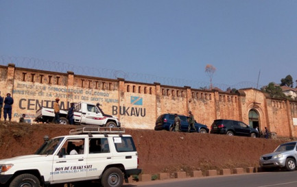 La prison de Bukavu, RDC / ©Ernest Muhero (VOA), Public domain, via Wikimedia Commons
