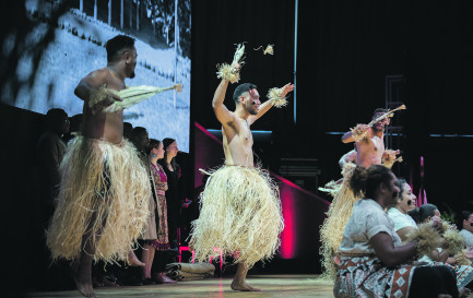 Danseurs d’une communauté du Pacifique. L’art, parce qu’il est vecteur de messages et de valeurs, peut aussi être un outil de mobilisation écologique / © COE/Albin Hillert