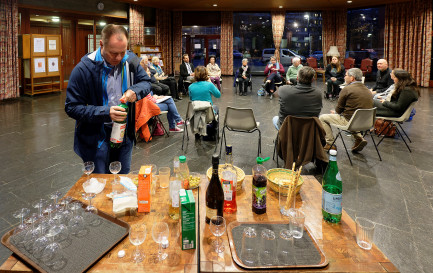 Discuter de théologie autour d’un verre / © Eric Roset