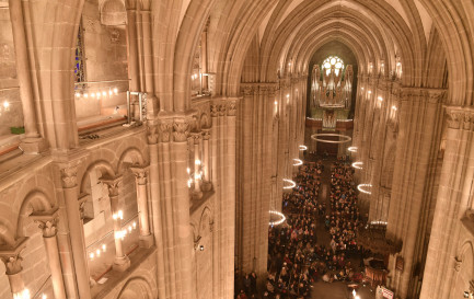 La cathédrale à nouveau illuminée à la bougie / © Alain Grosclaude
