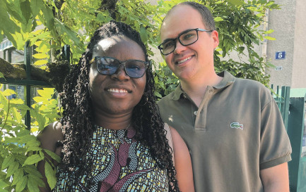 Thibaud Rossel a rencontré Alice Adabra lorsqu’il était envoyé au Togo. Ils vivent en Suisse où Alice poursuit un master en durabilité à l’Unil et Thibaud recherche un emploi dans le domaine de la coopération. / ©DR