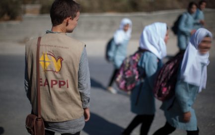 On reconnaît les volontaires d&#039;EAPPI à leur gilet brun clair sur lequel est dessiné une colombe. / ©Sean Hawkey/COE