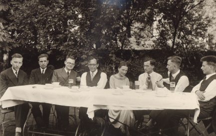 Karl Barth aimait se retrouver avec ses étudiants pour débattre de sujets théologiques ou politiques. Ici, dans le jardin de sa maison du quartier de Vochem, dans la ville de Brühl, aux environs de 1932. / © Archives Karl Barth