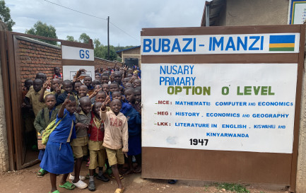 Devant l’école de Bubazi-Imanzi. / ©DM