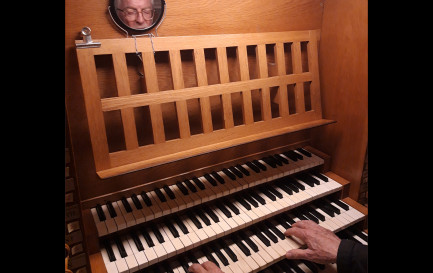 La rencontre entre Michel Jordan et l’orgue de l’abbatiale remonte à plus de 50 ans / © Numa Francillon