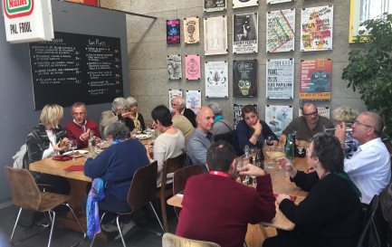 Le Prix Farel permet à des réalisateurs de se rencontrer pour partager leurs points de vue. Ici, lors d&#039;une pause repas au restaurant Interlope à Neuchâtel en 2016 / @ Tiziana Conti