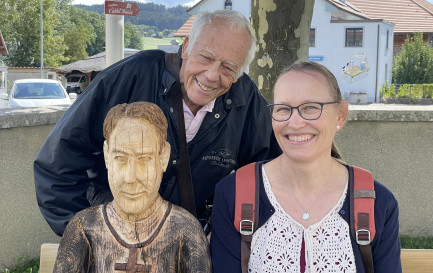 Jean Winiger et Anne Philipona, à côté de la sculpture de l&#039;abbé Bovet à Sâles (FR) / ©Carole Pirker