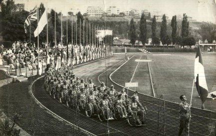 L&#039;équipe italienne à la cérémonie d&#039;ouverture des premiers Jeux paralympiques de Rome en 1960 / ©Public domain, via Wikimedia Commons