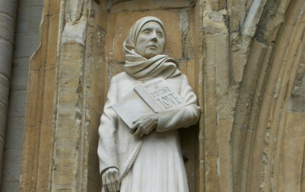 Statue de Julienne de Norwich, créée par David Holgate en 2000, devant la cathédrale de Norwich / ©Poliphilo, CC0, Wikimedia Commons