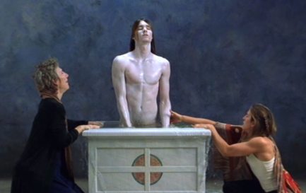 Christ nu: le corps en scène (Study for Emergence, Bill Viola Color video on freestanding LCD flat panel, 2002) / © Foto Kira Perov / © Bill Viola Studio / ©MAHF