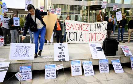 Des journalistes manifestant devant la tour Edipresse à Lausanne, le 25 septembre 2023. / Keystone