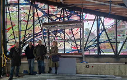 Le vitrail de l’Espace Maurice Zundel avec, de gauche à droite, les architectes Giuseppe Peduto et Tanguy Margairaz, et les deux artistes Daniel Stettler et Emil-Maria. / ©Laurence Villoz / RTSreligion