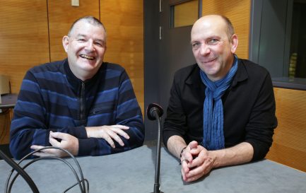 Dominique Voinçon (à g.) et Cyril Dépraz se retrouvent au studio pour les 20 ans de Hautes fréquences / © Bernard Hallet - Cath.ch