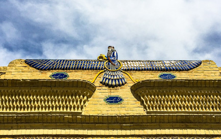 Le Faravahar, symbole du zoroastrisme, sur le temple de Yazd Atash Behram en Iran / ©Arteen Arakel Lalabekyan, CC BY 4.0, Wikimedia Commons