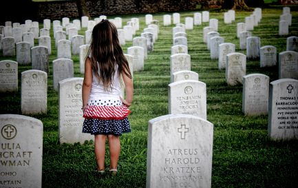 «L’enfant apprécie beaucoup l’enterrement. Et puis c’est le moment idéal pour lui expliquer ce qui se passe et l’initier à l’appartenance de sa culture.» / CC0 Pixabay/Pexels