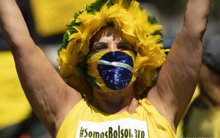 Le 15 mars 2020, des milliers de personnes ont manifesté à Copacabana en faveur de la politique de Bolsonaro et contre les mesures de distanciation imposées par certains Etats et municipalités. / Keystone