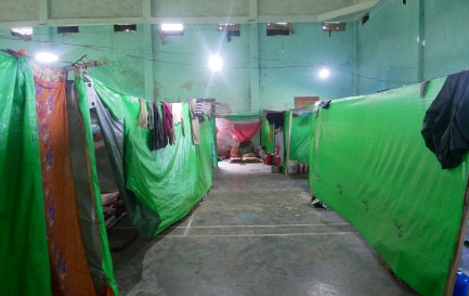 Au Manipur, soixante mille déplacés vivent dans la promiscuité dans des centaines de camps de réfugiés, des deux côtés de la ligne de front. / David Métreau