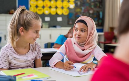 Les questions d’habillement sont l’une des «interférences du religieux avec l’école» / ©iStock / Ridofranz