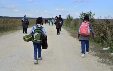 Groupe de réfugiés afghans quittant la Serbie en 2015. / © iStock/RadekProcyk