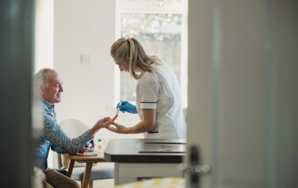 En Suisse, la majorité des personnes de 90 ans vivent à domicile, la moitié d’entre elles sans aide des soins à domicile. / © iStock/ DGLimages