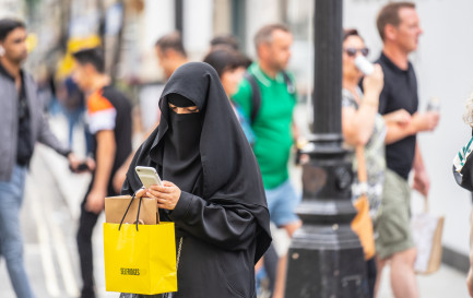 En Suisse, une femme en burqa sera amendable / ©iStock/Powerofflowers