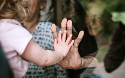 Favoriser le lien social pour éviter l’âgisme / © iStock