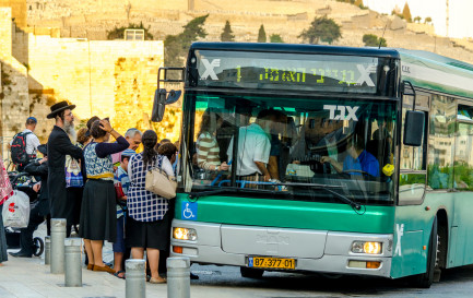 Groupe de juifs orthodoxes attendant de monter sur un autobus. / ©iStock