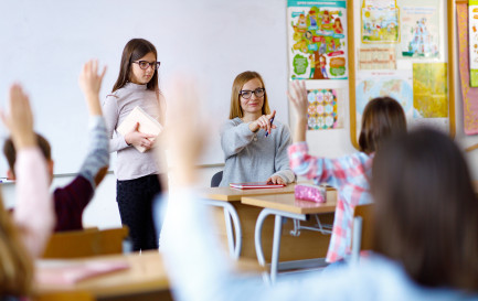 Alors que le Conseil d’Etat fribourgeois – interpellé par une motion – réfléchit au bien-fondé de conserver l’enseignement confessionnel dans l’horaire hebdomadaire, différents spécialistes s’expriment sur le rôle de ce dernier. / IStock