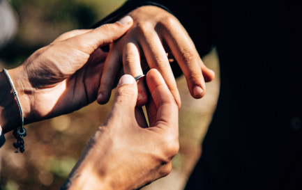 Les Eglises réformées de Suisse romande prêtes à bénir le mariage civil pour les couples de même sexe / iStock/franckreporter